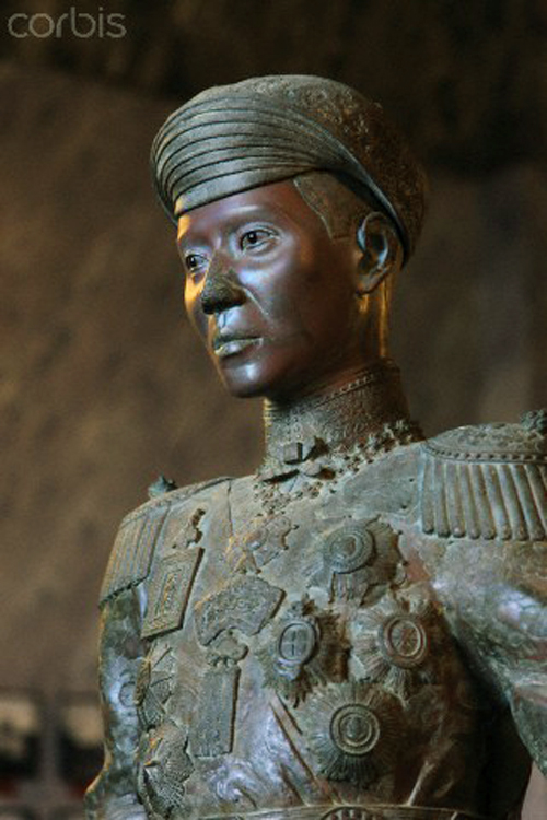 &Ocirc;ng vua ăn mặc lố lăng nhất Việt Nam